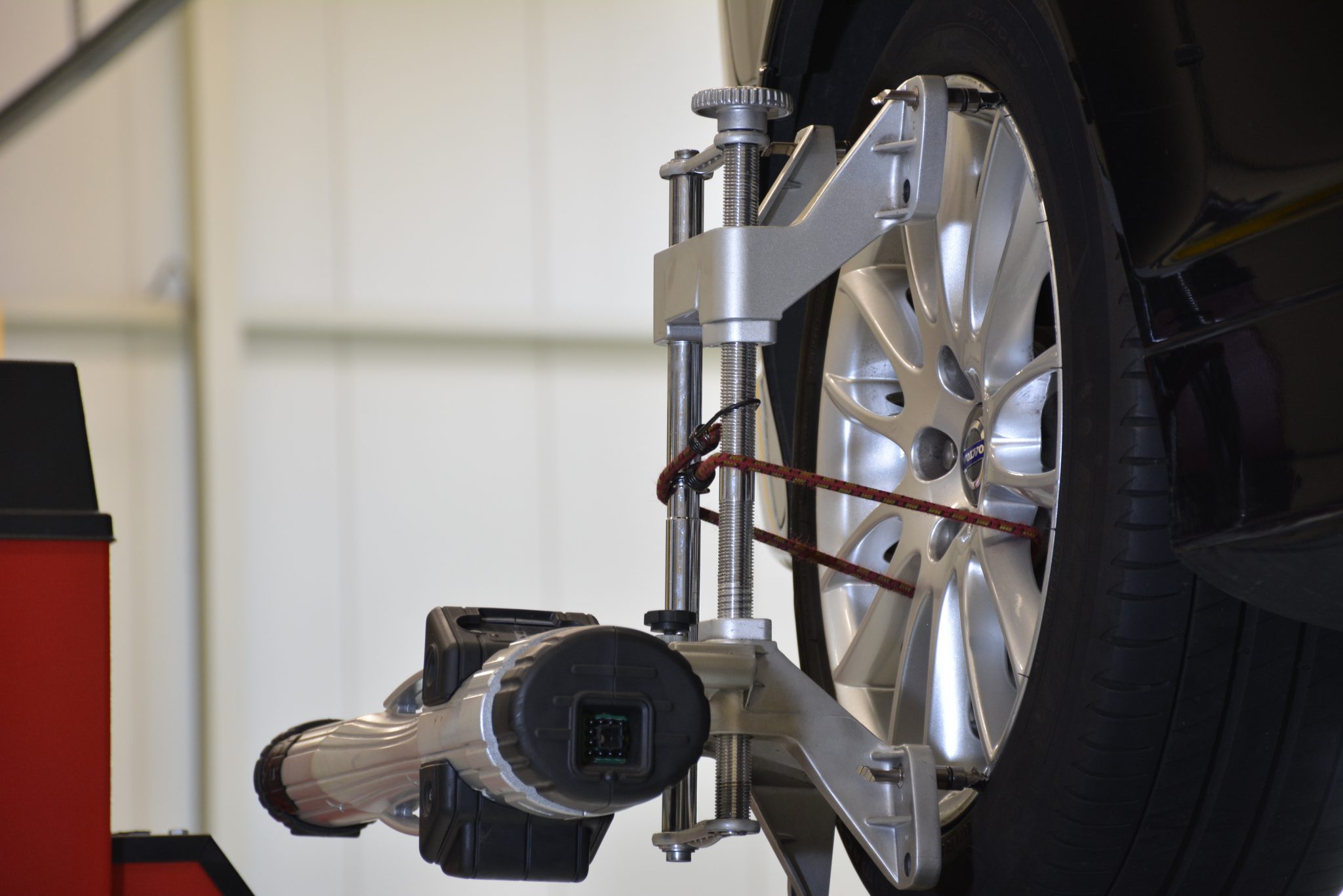 Snel Motorsport showroom met Porsche en premium garage